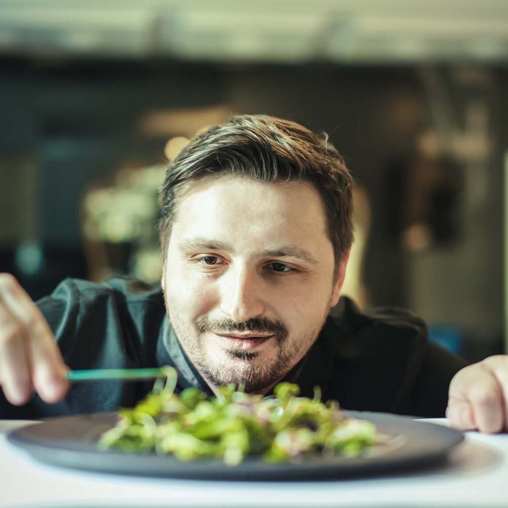 1590502-W-chwili-obecnej-koncentruje-sie-na-dzikich-ziolach-Kiedy-ich-probuje-od-razu-wiem-z-czym-bym-je-polaczyl-mowi-Marcin-Leszczynski-szef-kuchni-restauracji-Projekt-36